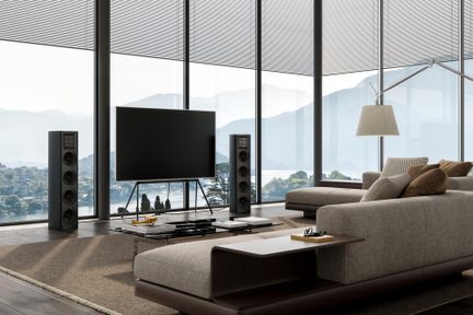 Moderne hjørnesofa i gråt stof med integreret bord i designerstue med panoramavinduer ud mod sø og bjerge