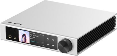 Lettore audio di rete Matrix Audio Element i2 in alluminio argento, vista tre quarti anteriore destra, frontale nero con due prese cuffie dorate, schermo a colori integrato, comandi touch e ampia manopola del volume nera, lato destro con alette di dissipazione nere