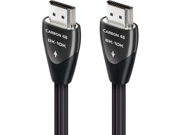 Два HDMI кабела Audioquest Carbon 48 8K 10K, сребърно покрити конектори, бели стрелки, указващи посоката, изглед отпред