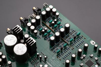 Marantzi SACD 30n sisemine elektroonikaplaat mustade kondensaatorite, joondatud takistite ja radiaatoritega rohelisel trükkplaadil