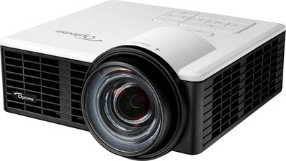 Optoma ML1050ST hvid videoprojektor, set forfra og fra siden, sort objektiv, sort gitter på højre side