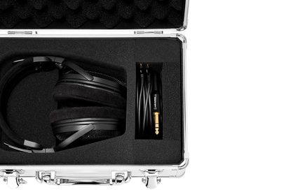 Audio Technica ATH-ADX3000 açık kablolu hifi kulaklık, siyah sert kılıf, kablolar ve sağda altın renkli konnektör