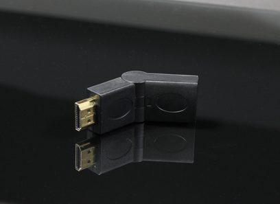 Mat sort drejeligt HDMI-adapterkabel med forgyldte stik, 3/4 nærbillede på ensfarvet sort baggrund