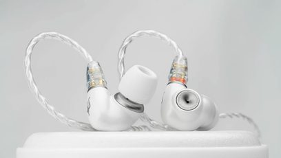Meze Audio Alba -nappikuulokkeet, etunäkymä, läpinäkyvät kierretyt kaapelit, valkoiset silikonikärjet, kultaiset liittimet