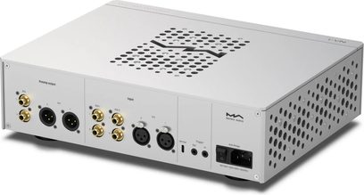Matrix Audio NA-1 hõbedane kõrvaklappide eelvõimendi, tagavaade RCA- ja XLR-ühendustega perforeeritud korpusel
