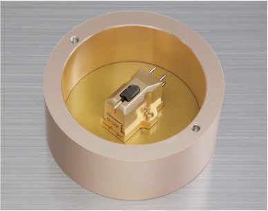 Клетка за аудиофилска винил грамофонна пластина Accuphase AC-6, изглед отгоре, кръгъл златист корпус, метална матирана повърхност