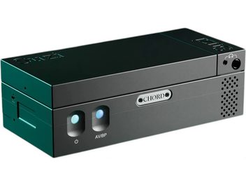 Интегриран стерео хи-фи усилител Chord Electronics SUZI, перспективен изглед, правоъгълен черен корпус, кръгли бутони отпред, перфорирана решетка от дясната страна