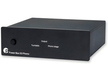 Външно захранване Pro-Ject Power Box S3 Phono черно, правоъгълен корпус с бутон на предния панел, изглед под ъгъл три четвърти