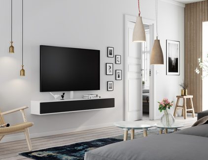 Obývací pokoj, černá plochá TV nad závěsnou skříňkou v bílo‑černé kombinaci, zlaté závěsné osvětlení, bílé stolky, skleněná váza