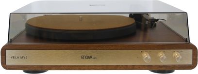 Brun Enova HIFI VELA MV2-pladespiller med guldfarvet front, tre runde knapper og lukket røgfarvet låg