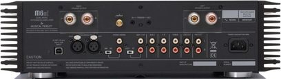 Musical Fidelity M6si stereo integreret hi-fi-forstærker set bagfra med RCA- og XLR-stik, højttalerterminaler og strømstik