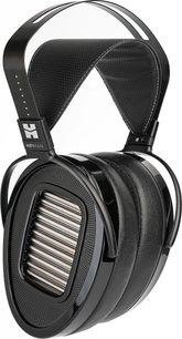Sluchátka Hifiman Arya s otevřeným designem, pohled ze tří čtvrtin, černý perforovaný náhlavní pásek, oválné černé náušníky, kovový gril