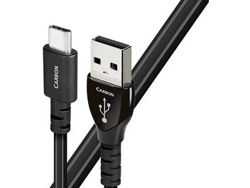 Cavo USB-C a USB-A nero Audioquest Carbon, connettori metallici, guaina intrecciata, vista laterale su sfondo bianco