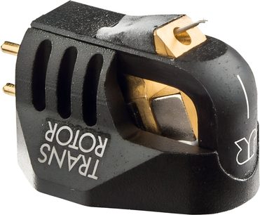 Cellule phono à corps noir mat en métal avec inserts en laiton, fentes d’aération latérales, cantilever visible et marquage blanc, vue de trois-quarts, destinée à la platine Transrotor Max TRA Studio