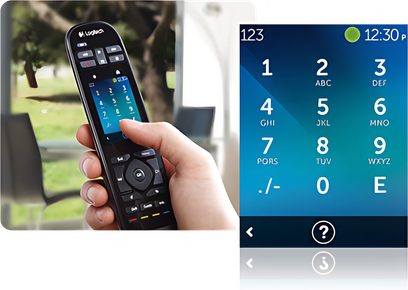 Sort Logitech Harmony Touch universal fjernbetjening, set forfra med touchskærm, der viser et numerisk tastatur
