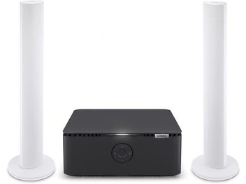 Loewe audiorendszer fekete központi mélysugárzóval és két fehér álló hangsugárzóval talpon