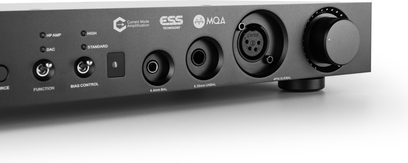 Schwarzer Questyle CMA Fifteen Kopfhörervorverstärker, Frontplatte mit 4,4-mm-Ausgang, 6,35-mm-Klinke, 4-poligem XLR und großem Lautstärkeregler