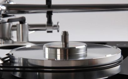 Rega Planar 10 sort mat pladespiller set forfra i nærbillede, tonearmen og den børstede metalplade