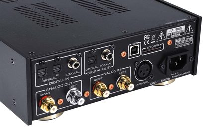 Bagudsigtsbillede af en sort Fostex HP-A8C hovedtelefonforstærker med koaksiale, optiske, analoge og USB-stik