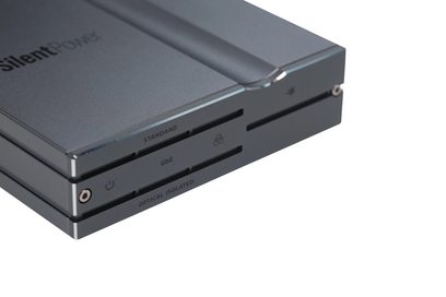 iFi Audio LAN iPurifier Pro strømforsyning, vinkelvisning, front med 3 slots mærket "STANDARD", "GbE", "OPTICAL ISOLATED"
