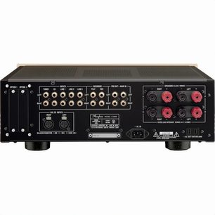 Accuphase E-3000 musta metallinen integroitu stereohifi-vahvistin, takanäkymä: rivit kullattuja RCA-tuloja, kaksi XLR-liitintä, kuusi punaista ja mustaa kaiutinliitintä sekä tavallinen verkkovirtaliitäntä