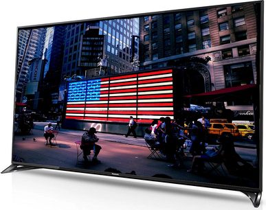 Panasonic TX-55CX800E 55-tolline teler, mis kuvab öösel pilvelõhkujal helendavat USA lippu