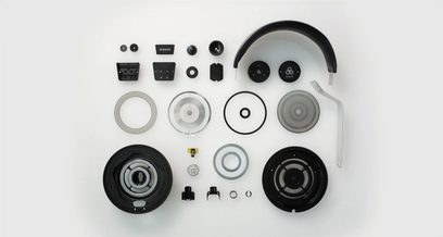 Componentele căștilor Final D7000 demontate, vedere de sus, piese din plastic, metal și spumă, în negru și gri