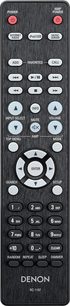 Sort Denon RC-1197 fjernbetjening med hvide og røde kontrolknapper og drejeknapper på en mat sort tekstureret baggrund