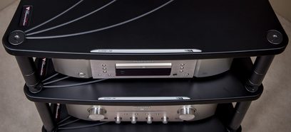 Hi-Fi nábytek Bassocontinuo Lyra 2.1 černý, pohled zepředu, 2 police s CD přehrávačem a zesilovačem, 4 kuželové nohy