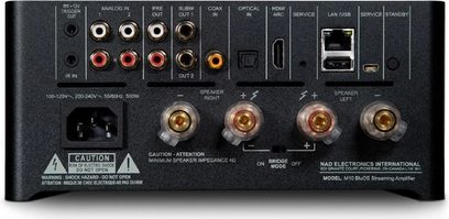 NAD M10 sort hi-fi stereforstærker, frontpanel, nærbillede forfra, stik og knapper, LED-display