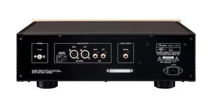 Černý kovový zadní panel audio zařízení, konektory XLR a RCA, koaxiální výstup, 75 Ω anténa, IEC zásuvka
