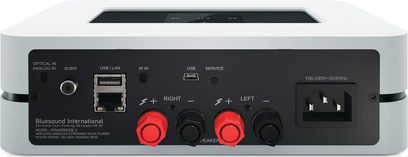 BlueSound PowerNode 2 hvid stereo hi-fi-forstærker, frontvisning, hvid front med knapper, porte og LED-display