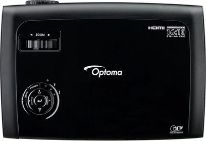 Optoma EX526 sort videoprojektor, set forfra, med linse, justeringsknap og "Optoma"-logo på toppen