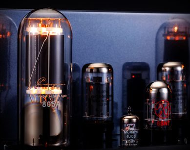 Přední detailní pohled na integrovaný stereofonní lampový zesilovač Cayin Jazz 100 v černé barvě, s průhlednými žhavícími skleněnými lampami namontovanými na černém kovovém šasi, dominantní lampou 805A a viditelnými menšími lampami 6SN7 a 6JC6.