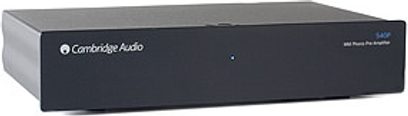 Cambridge Audio 540P sort phono-forforstærker, frontvisning, rektangulært mat sort kabinet med hvidt logo og blå LED
