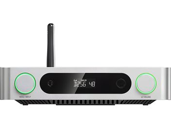 Hodetelefonforforsterker FiiO K13 R2R, sølvfarget aluminium, frontvisning, sentralt display, to knotter med grønn ring, antenne bak