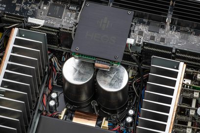 Amplificatore home theater Denon AVC-A1H argento, vista interna dei componenti elettronici, circuiti stampati, dissipatori di calore, condensatori