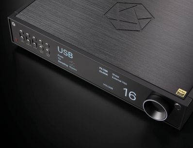 Convertor audio DAC RD160 negru, vedere din unghi, butoane rotunde în stânga, ecran digital afișând "USB" și "Volum 16", logo în partea de sus