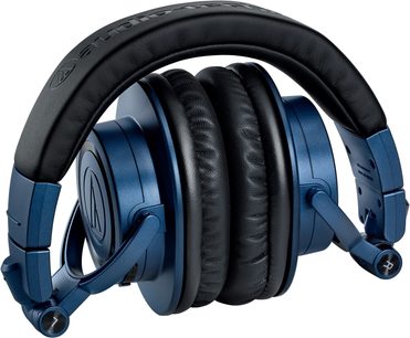 Sluchátka Audio-Technica ATH-M50xBT2DS s uzavřenou konstrukcí a oboustranným obepnutím, modro-černá barva, pohled z levého profilu, polstrovaný náhlavní pásek