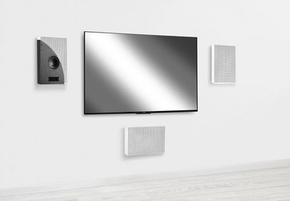 Vgradni stenski zvočnik PMC Ci45, TV zaslon, dva bela pravokotna satelitska zvočnika na beli steni