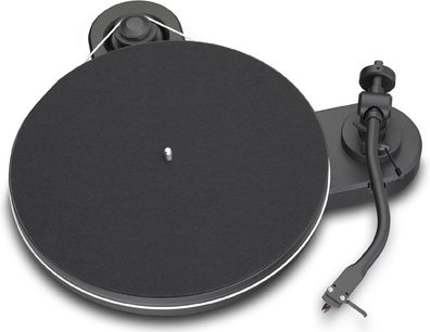 Gramofon Pro-Ject RPM 1.3 Genie v matné černé barvě, pohled shora mírně ze strany, kulatý černý talíř, černé raménko
