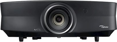 Optoma UHZ65 sort videoprojektor, frontvisning, centreret linse, infrarød sensor, sidebeliggende ventilationsriste
