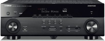 Yamaha RX-A680 sort home cinema-forstærker set forfra, børstet aluminiumsfront, blåt display, mange knapper