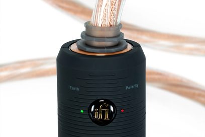 Câble d'alimentation secteur iFi Audio SUPANOVA noir, connecteurs cylindriques argentés, indicateurs LED verts et rouges