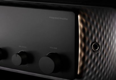 Marantz Model 30 sort integreret forstærker, delvis forfra, balance- og volumeknapper, hovedtelefonstik, mørk træfinish