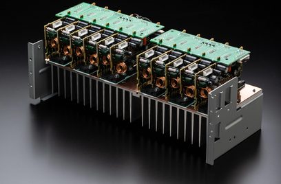 Domácí kino Denon AVC-X6800H v černé barvě, perspektivní pohled shora, 10 zelených tištěných spojů s elektronickými součástkami