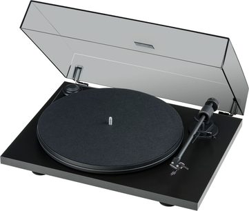 Pro-Ject Primary E Phono sort pladespiller, set ovenfra i perspektiv, låget åbent, tallerkenen og tonearmen synlige