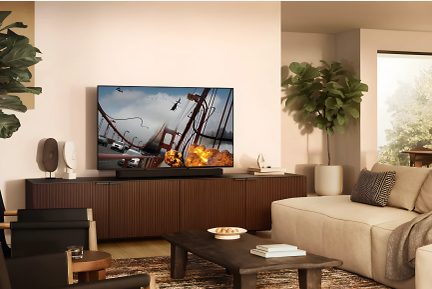 Moderne stue med beige sofa, træ-sofabord, brun TV-møbel, fladskærm der viser eksplosion, grøn plante i potte