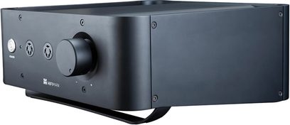 Sort Hifiman-lydforstærker med knapper og stik på forsiden, set fra en trekvart vinkel
