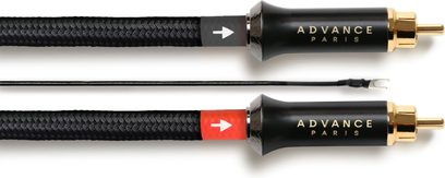 Advance Paris Link RCA phono-kabel i sort flettet tekstil, set fra siden, guldbelagte stik monteret i sorte matmetal-muffer med mærket "ADVANCE PARIS", grå og rød retningspilede markeringer samt sort jordledning afsluttet med gaffelkabelsko